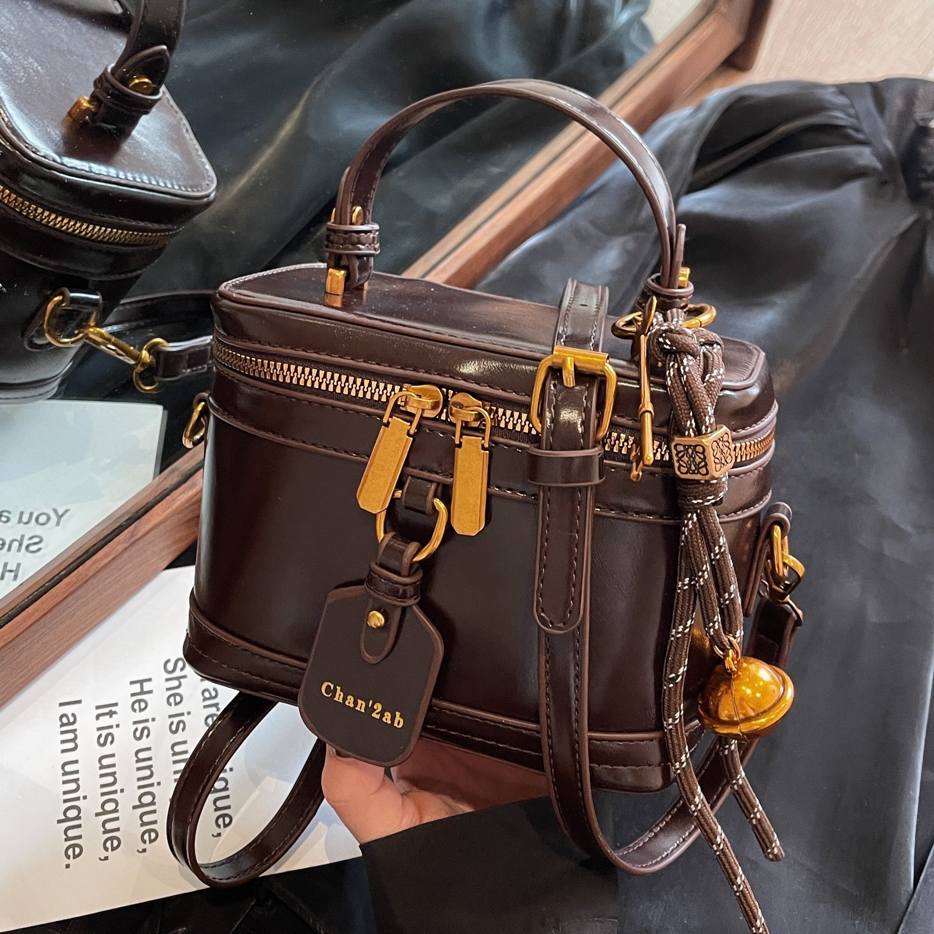 2025 nuevo estilo de alta gama, diseño de nicho, bolso de caja, bolso de mano, bolso de cubo de mensajero de un solo hombro, bolso femenino