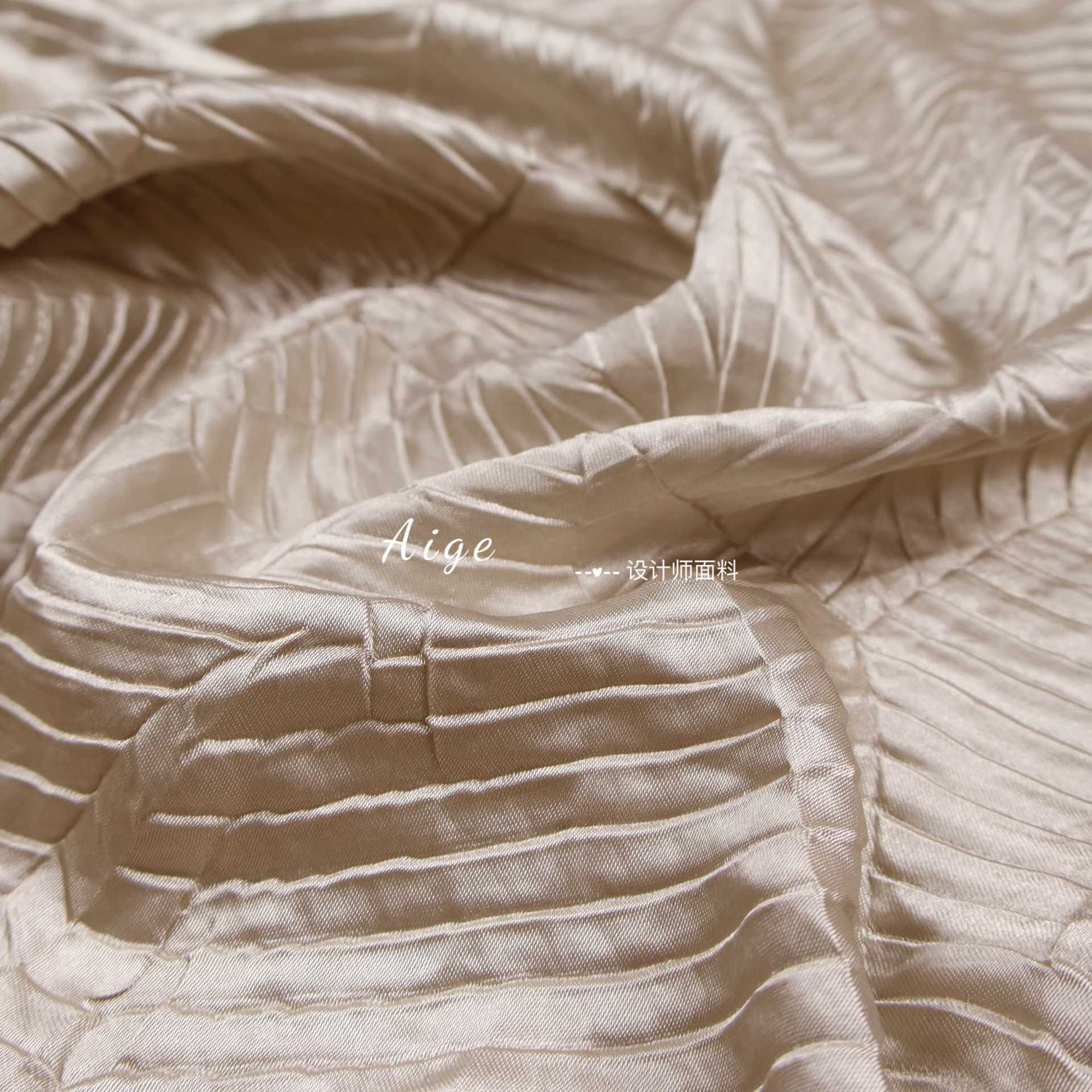 光泽亲肤垂感 香槟米色不规则压褶肌理褶皱设计师面料衬衫裙布料