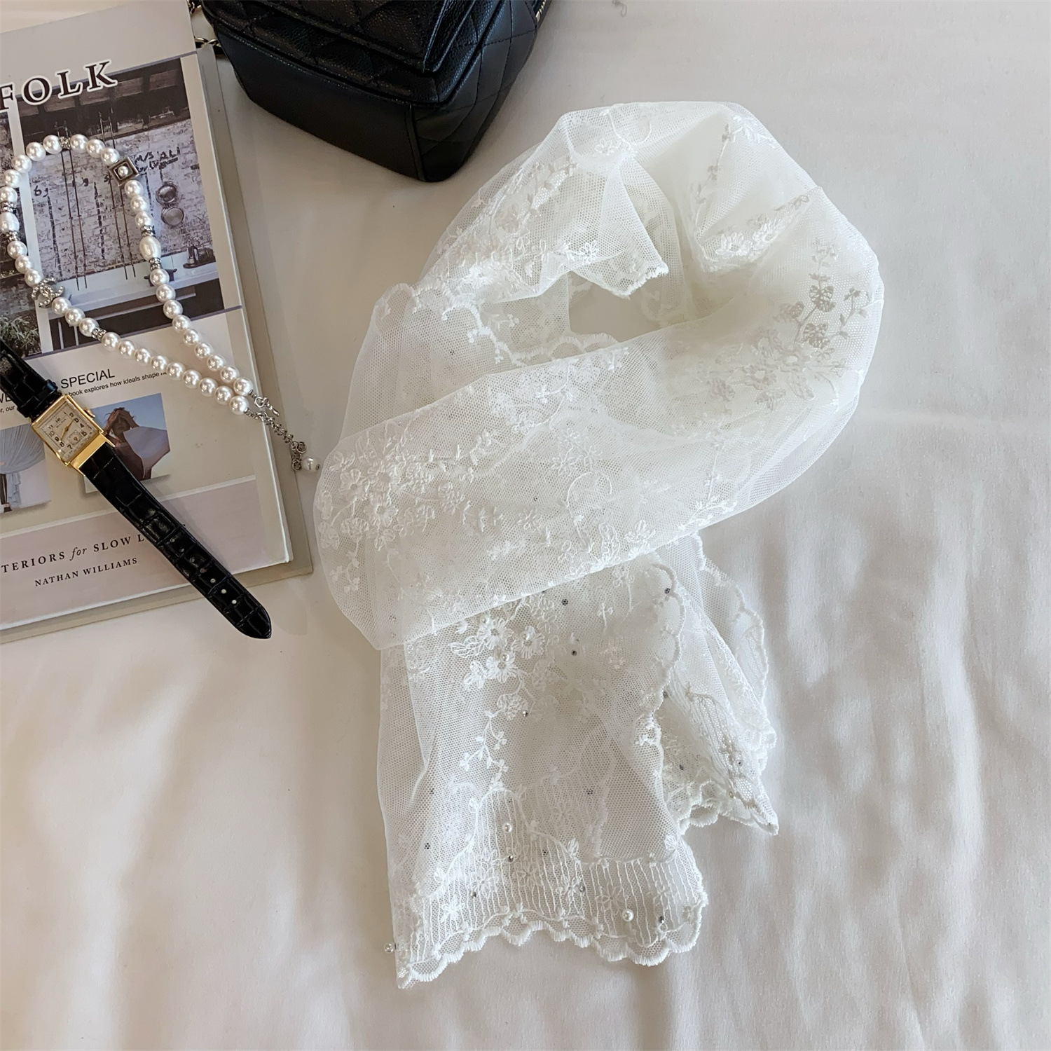 Écharpe comprida de seda com bordado de renda e pérolas_voghion.com