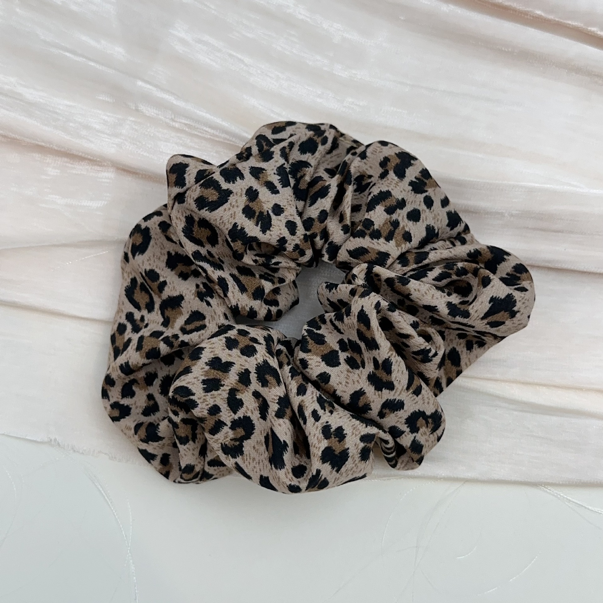 Bandeau imprimé léopard et chouchou pour coiffures élégantes_voghion.com