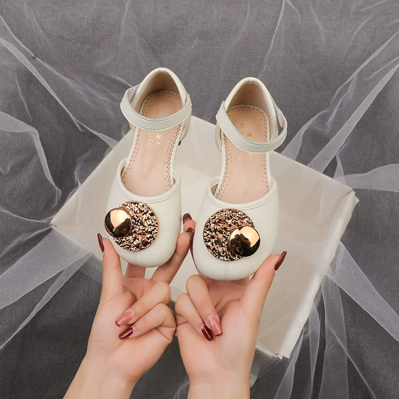 Кожаные женские сандалии Баотоу 2025 новый летний ребенок мягкая подошва одиночная обувь детская дикая кожаная обувь принцессы обувь