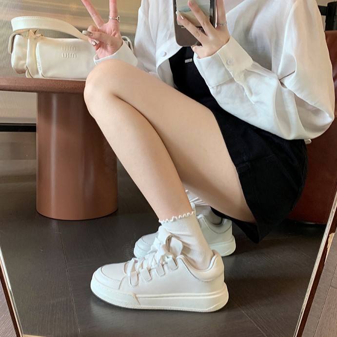 Edición de cuero de vaca ~ Miufeng versátil de cuero de suela gruesa zapatos blancos de primavera correa de zapatos blancos casuales para aumentar la altura de zapatos de skate