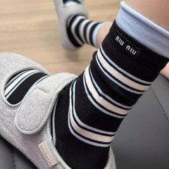 縁を巻いて偽の2つの灰色の青い双羅口の靴下の女性の中筒の靴下の春夏の新商品の韓系は色のストライプにぶつかって靴下を積みます。
