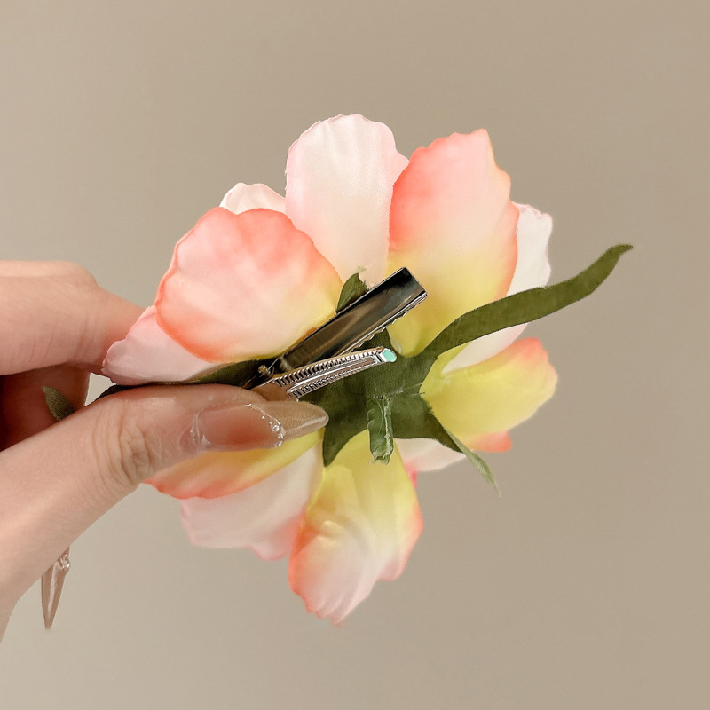 2025 brota de cabello en línea sensación de alto nivel rosa boca de pato mar de cabello cortado bordes de cabello clip de cabello flores adornamiento de cabello mujer