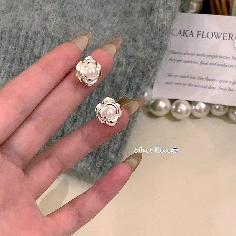 Autumn and Winter Camellia Pearl S925 Earrings Silver Rose Mini Daily Earrings Niche Design High-end Earrings for Women