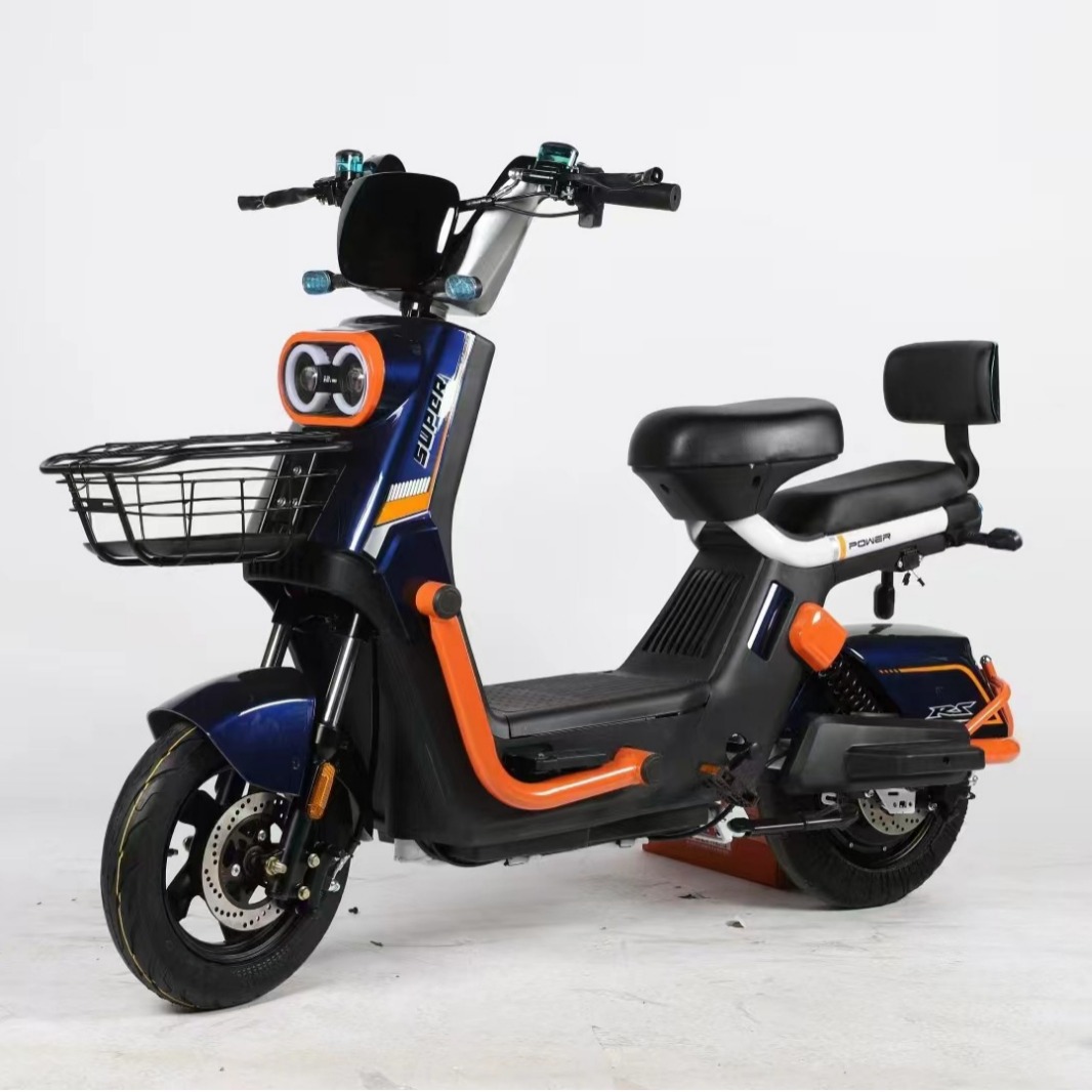 Scooter coche eléctrico estándar nacional dos ruedas adultos hombres y mujeres bicicleta batería coche para llevar pedal estudiante doble
