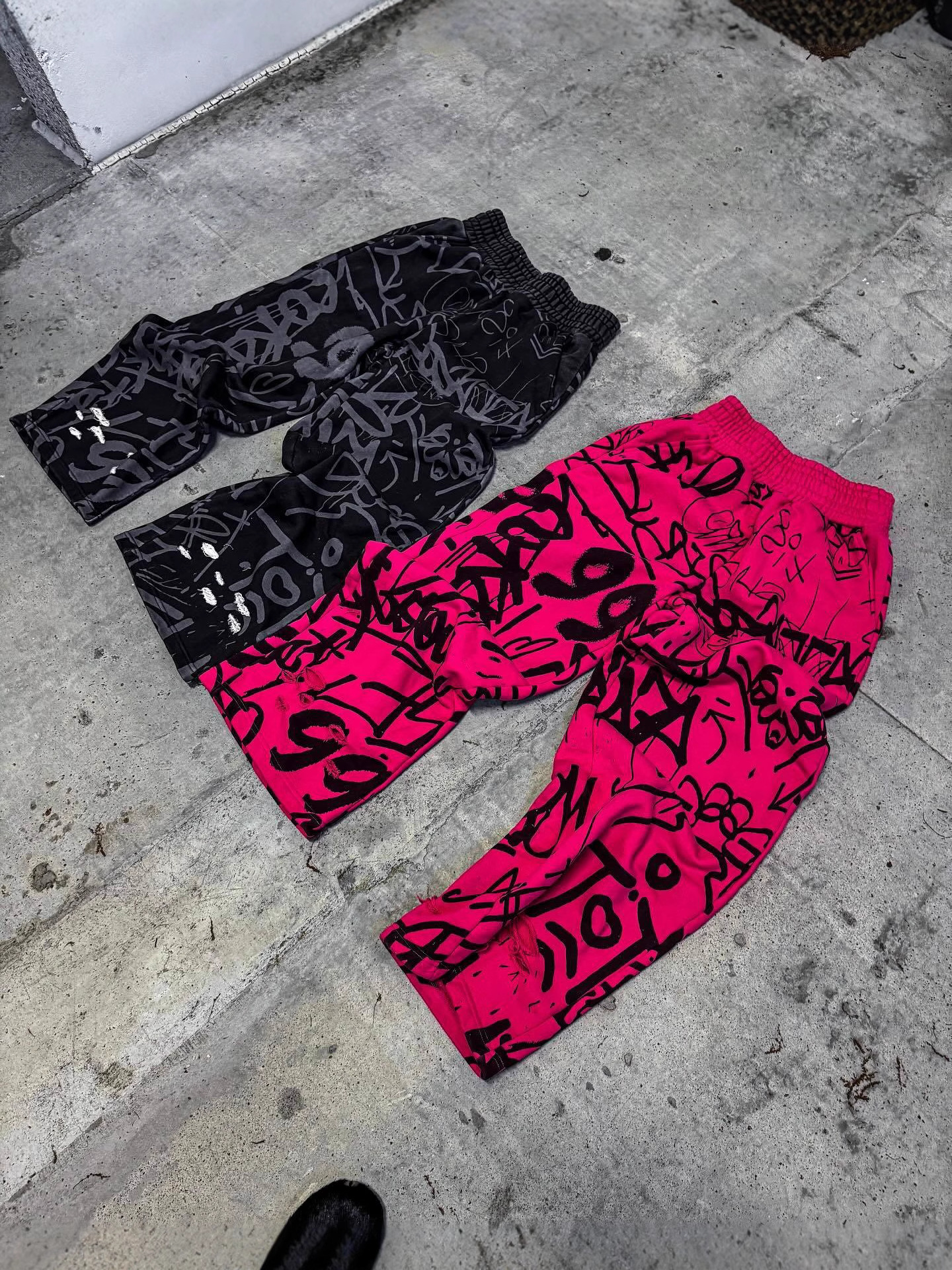 2025 sentido de diseño otoño y invierno Europa y Estados Unidos transfronterizos moda callejera relajada hip hop tendencia nuevos pantalones largos