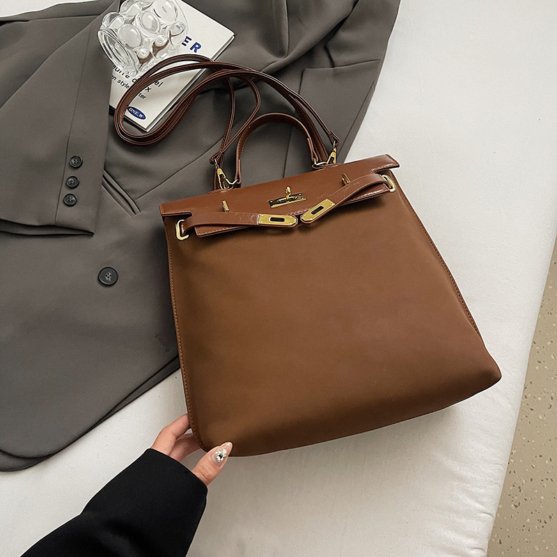 Grande sin colgante marrón