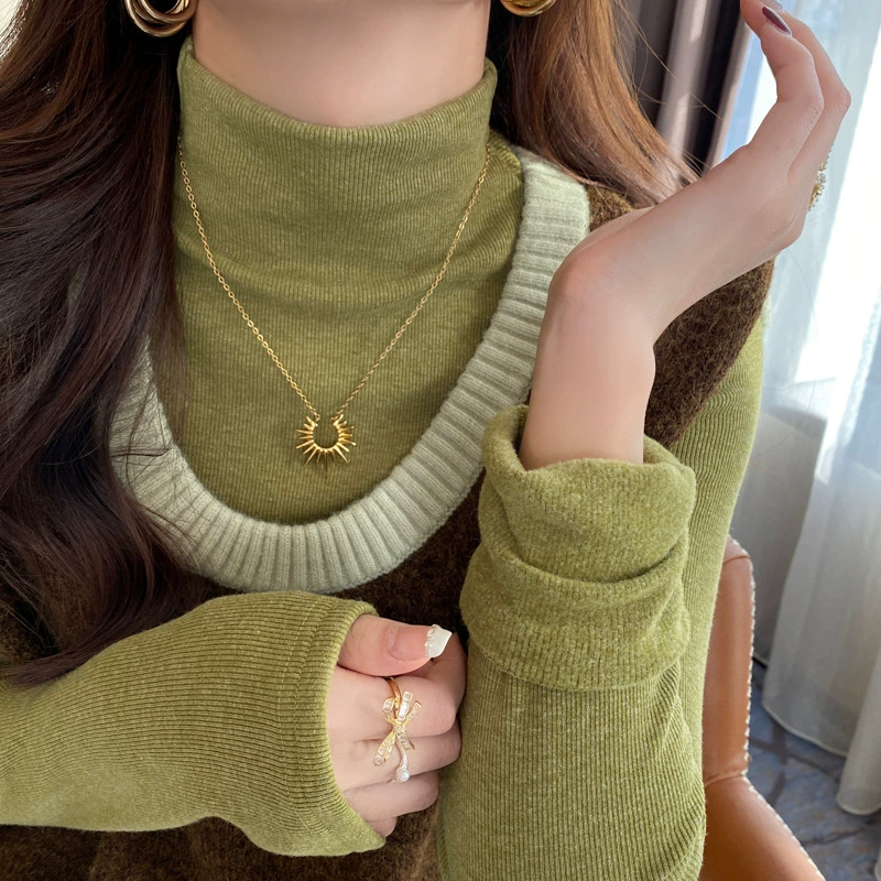 Зеленая рубашка с утолщенным низом на флисовой подкладке и половиной высокого воротника для женщин, новый стиль осени и зимы 2024, облегающий топ