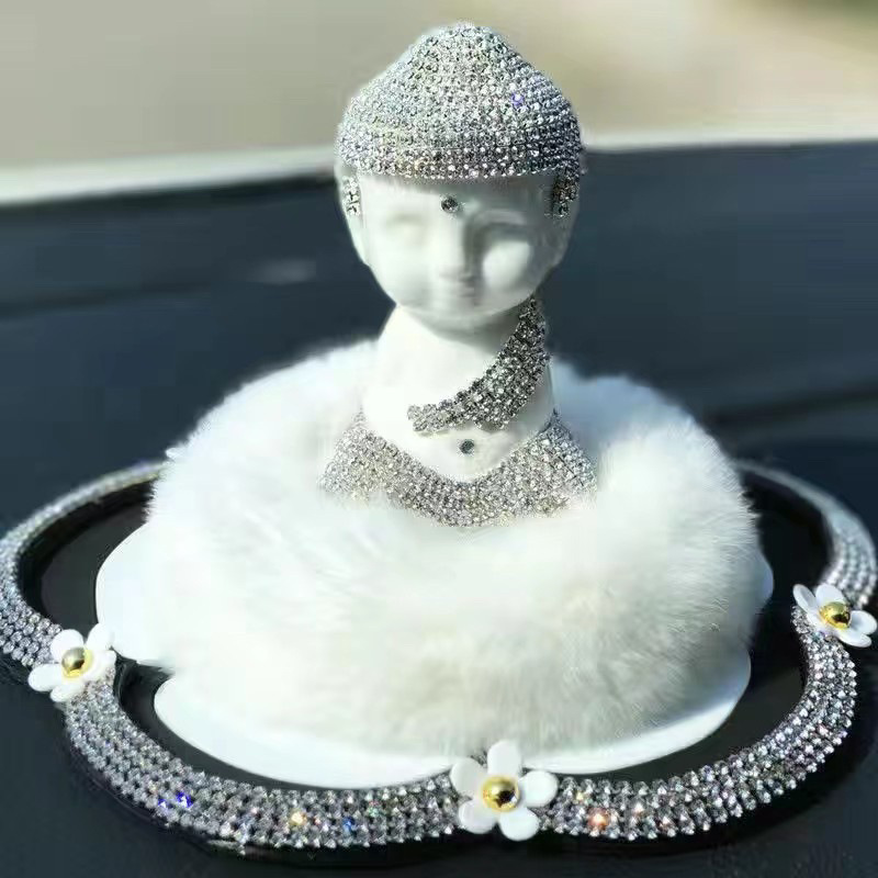 Un conjunto de adornos de automóviles adorables un conjunto de adornos de Buda más almohadilla de polvo blanco bola de diamante cisne botella decoración cerámica