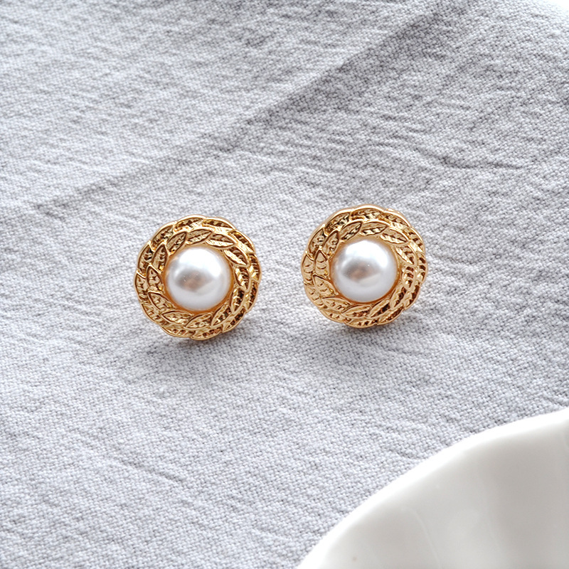 Elegant and refined, perfect for everyday wear. Geometric-shaped, small and playful pearl earrings for a unique and stylish look.