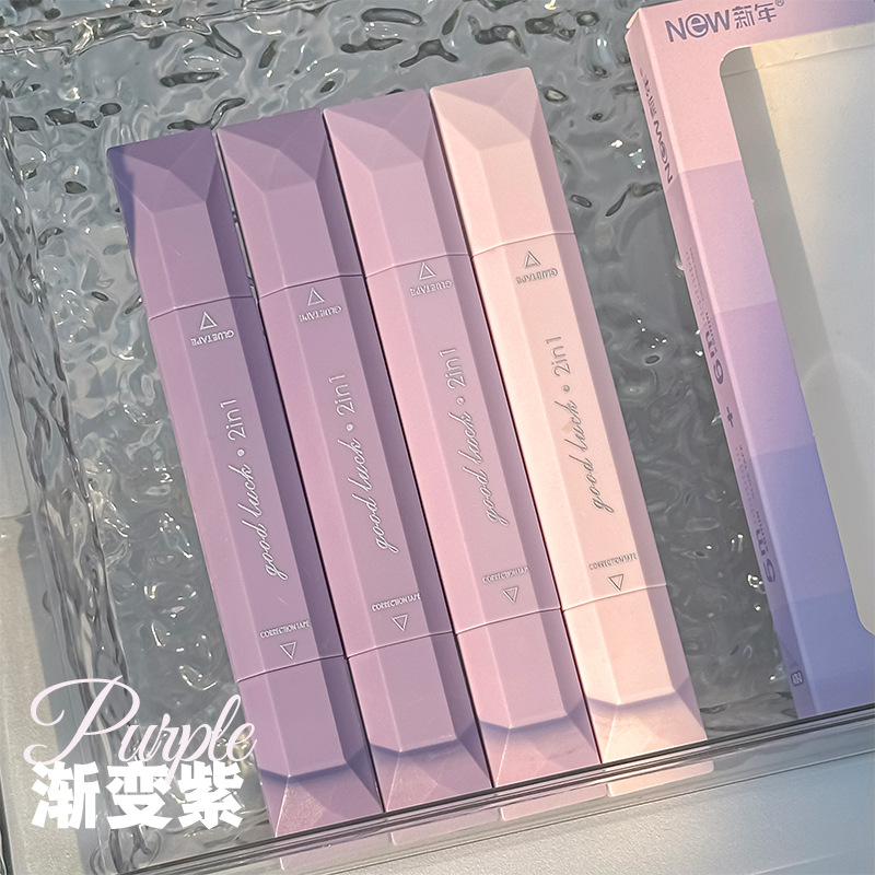 La nueva cinta correctora dos en uno, un poco de pegamento, pequeño libro rojo, el mismo párrafo, cinta correctora de doble cabezal y doble propósito, papelería para estudiantes