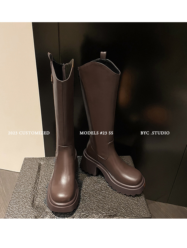 Boot nữ cổ cao mũi tròn gót vuông dày 9 cm, phong cách kỵ sĩ V-cut — Ống lớn màu nâu sẫm lót một lớp chi tiết 47