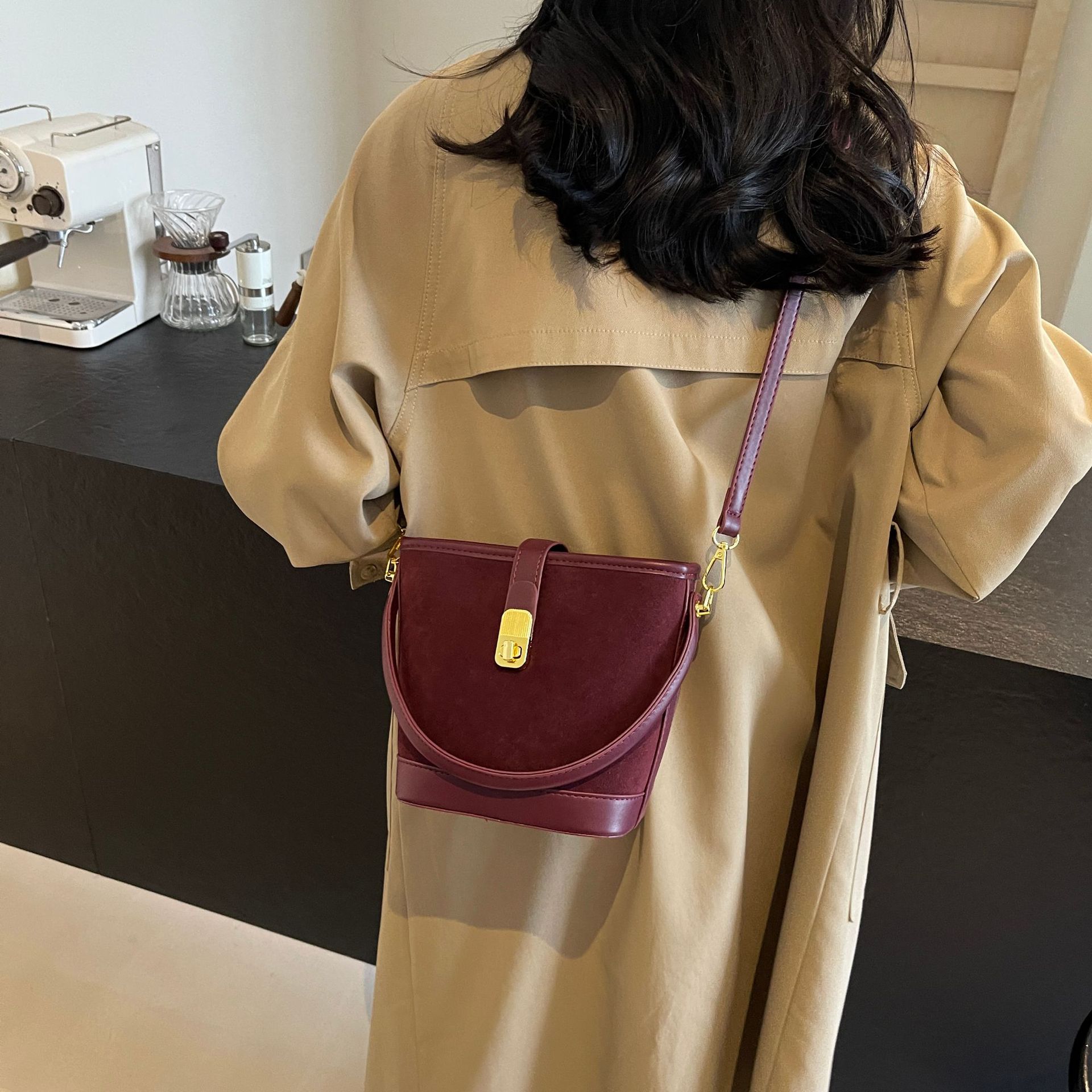 Nicho coreano de diseño simple bolso de cubo de mano mujer 2024 nuevo estilo de moda universal bolso de hombro bolso de moda