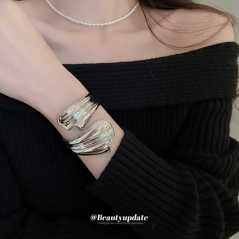 Pulsera de apertura irregular con serpentina, pulsera de personalidad retro europea y americana, brazalete exquisito de alta gama de nicho al por mayor