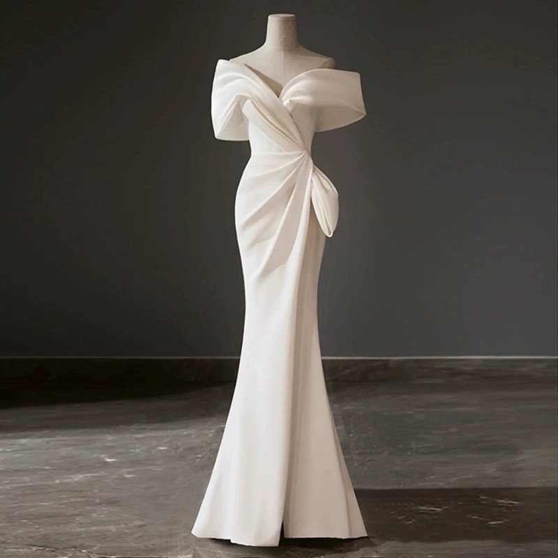 Un hombro blanco vestido francés 2025 nuevo lujo ligero invierno nicho de alta gama compromiso cola de pescado vestido de noche de alta calidad