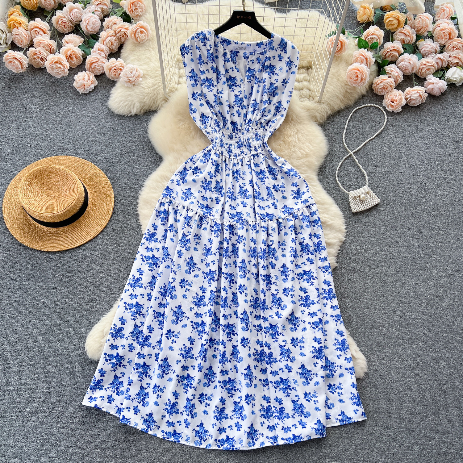 흰색 배경에 푸른 꽃