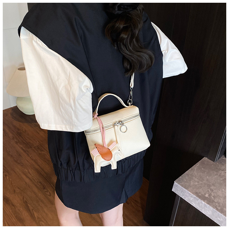 This year's popular simple hand-held small bag for women, the 2025 new women's single-shoulder bag, is elegant and fashionable, a crossbody small bag undefined