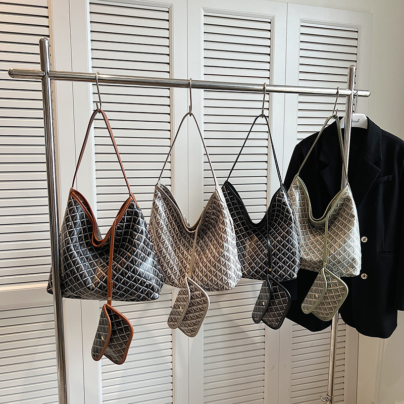 European and American bag for 2024 autumn new fashion simple printed diamond lattice shoulder fashion retro armpit women's bag