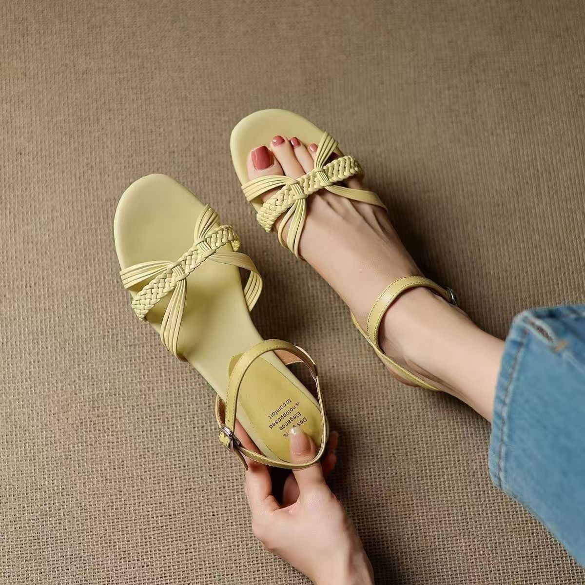 Coreano simple versátil trenzado 2026 verano nuevo tacones gruesos redondos dedos de cuero de hadas con sandalias