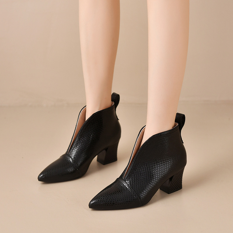 2025 New Autumn and Winter European and American Pointed Toe V-Mouth Fashion Short Boots for Women, Stiletto Heels, Versatile Boots, Slimming Look Nude Boots