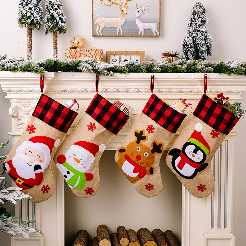 Nuevos suministros decorativos navideños Medias navideñas de algodón a cuadros rojos y negros Medias navideñas de regalo de anciano con dibujos animados Bolsa de regalo_voghion.com