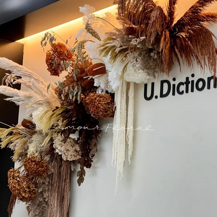 秋のカレー色の滝の店舗のショーウインドーの美陳は造花の装飾の花の美ラードのシミュレーションの花のシーンの花の壁を配置します。|undefined