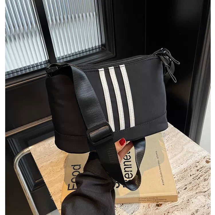 高级感女包个性新款包包女大容量时尚宽肩带斜挎包上课通勤单肩包