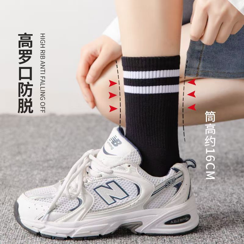 Calcetines Zhuji baratos al por mayor primavera y verano damas blanco y negro todo fósforo calcetines de tubo medio-alto ins calcetines de mujer calcetines de moda