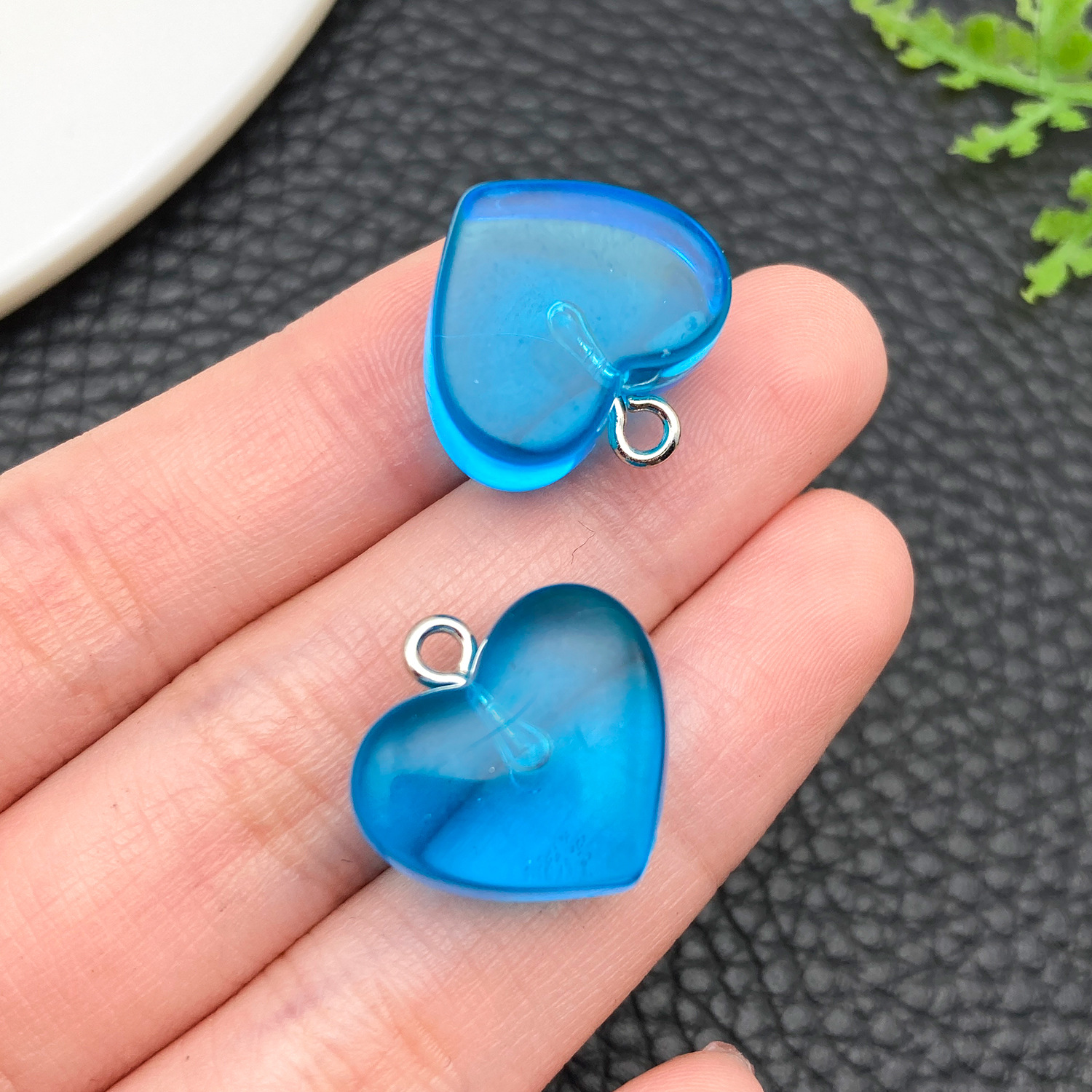 23864-H-透明绿色树脂桃爱心17x17.5x10mm-