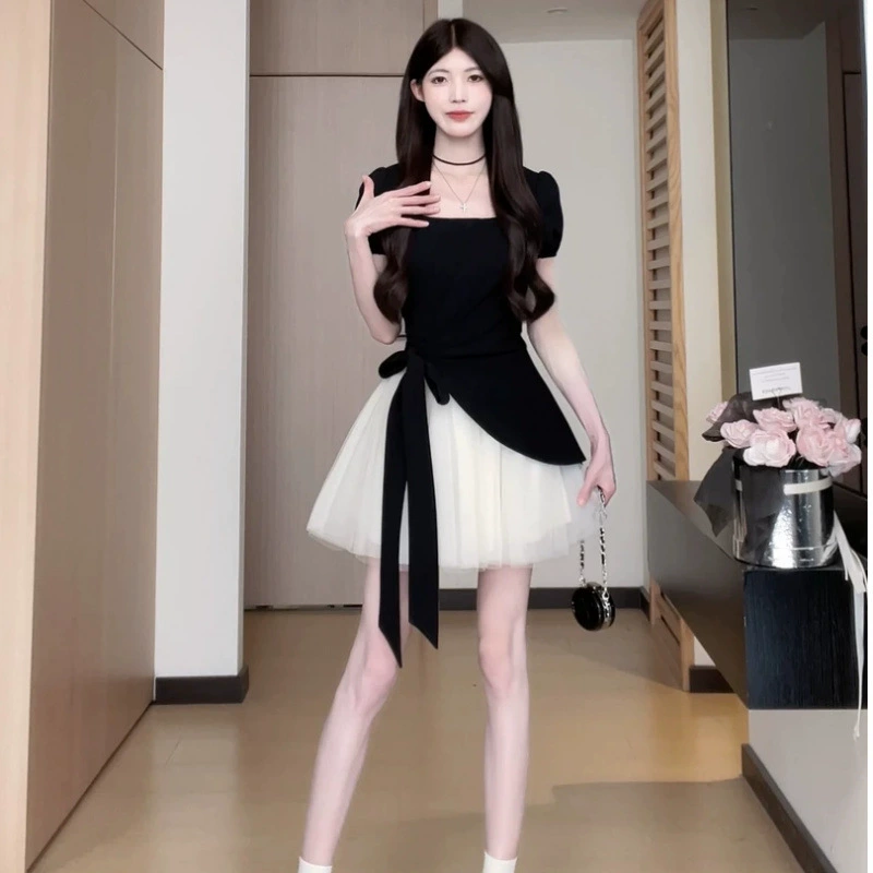 Летнее платье средней длины с контрастной французской складкой на талии, элегантное, с бантом на бретелях, утягивающее.