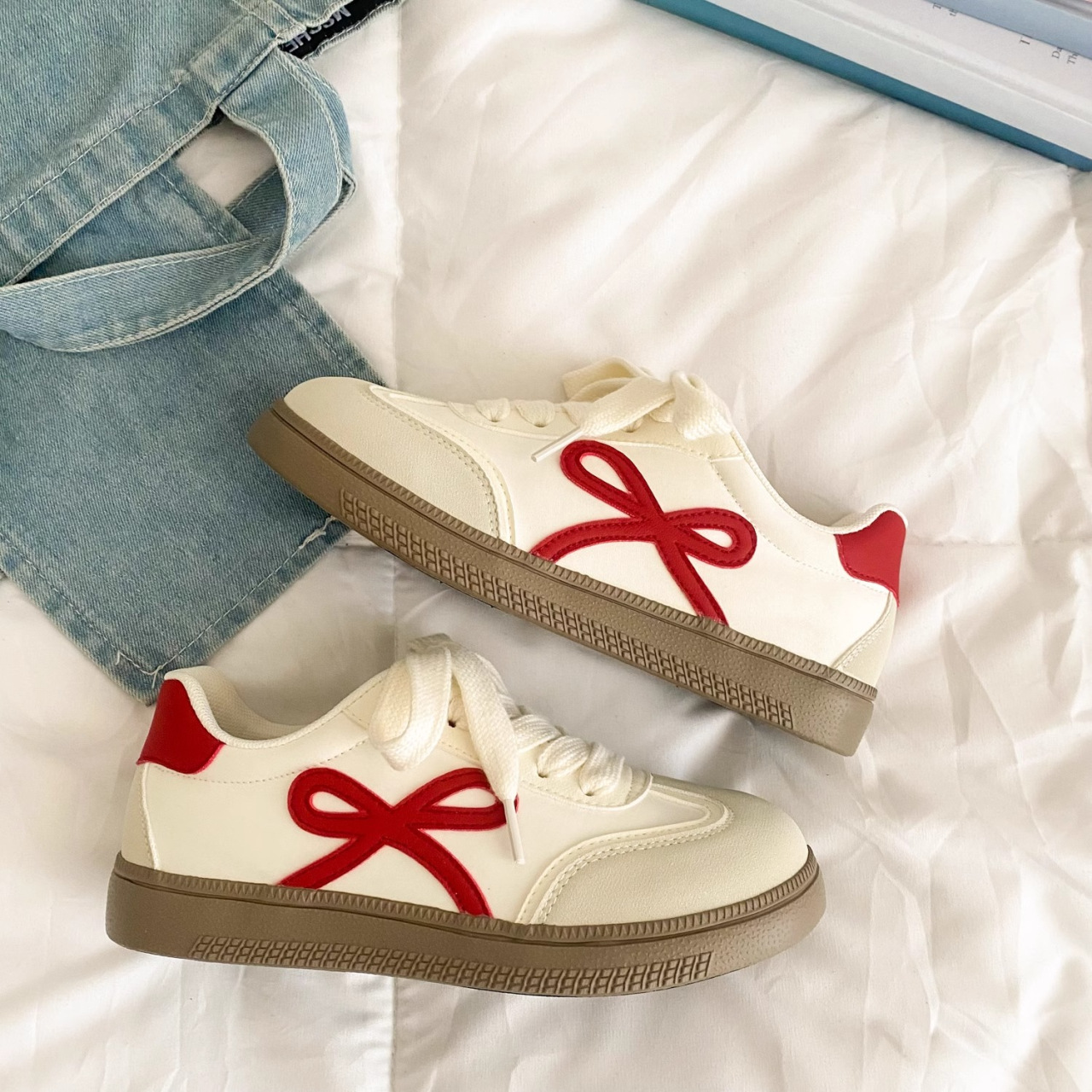 Escuela de estilo de mujer zapatos blancos de verano 2025 nuevos lazos de estilo universal zapatos de entrenamiento de estilo de moda casual zapatos de mujer
