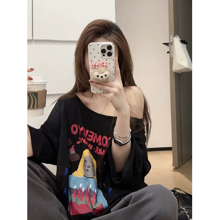 Летняя непринужденная и ленивая стильная белая футболка с короткими рукавами и косыми плечами с мультяшным принтом, женская свободная футболка с открытыми плечами, модный топ