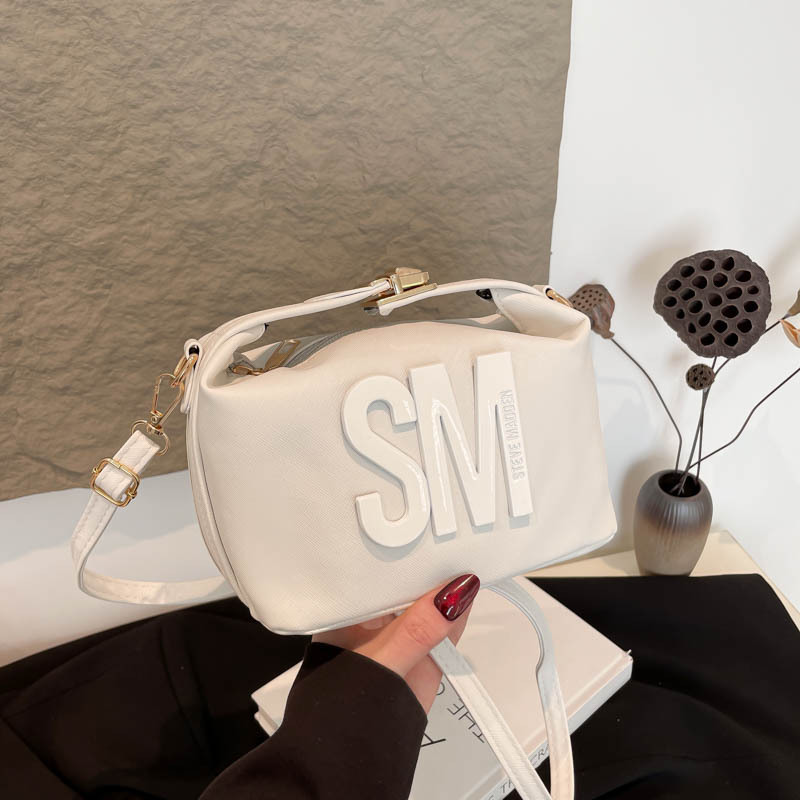 Bolso de hombro 2025 primavera nueva bolsa de cámara ancha correa de hombro letras bolso de moda simple mochila de estilo extranjero mujer