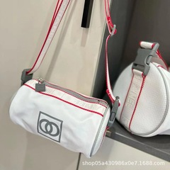 スポーティーなデザイン、コントラストカラーのクロスボディボストンバッグ、円筒形のレディースバッグ、トレンディでクールなストリートスタイル、カジュアルで多用途