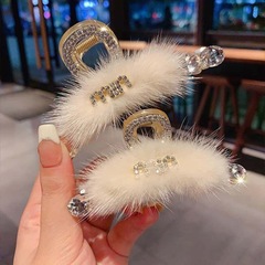 軽くて豪華で優雅なミンクの毛はアルファベットのドリルのヘアピンを挟みます。