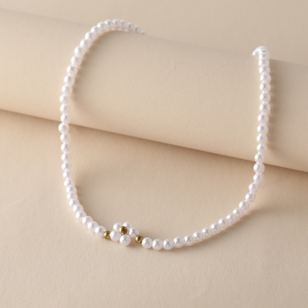 Retro Pearl Simple Pearl Flower Necklace Chocker Clavicle Chain Wholesale display picture 4