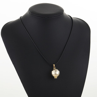 Cross-Border European and American 70S Disco Lanyard Clavicle Chain Fashionable Round Geometric Necklace Women's Round Pendant Wholesale