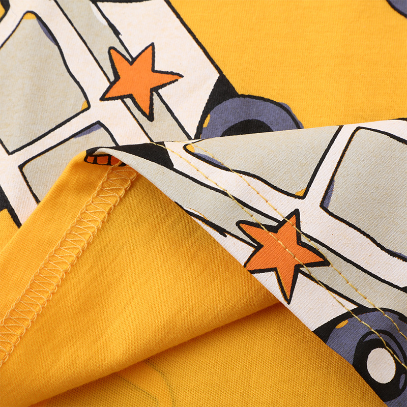 Nuevos productos de la marca europea y americana de ropa para niños pequeños y medianos 2025 verano nuevo patrón de camión de bomberos camiseta de manga corta para niños consignación