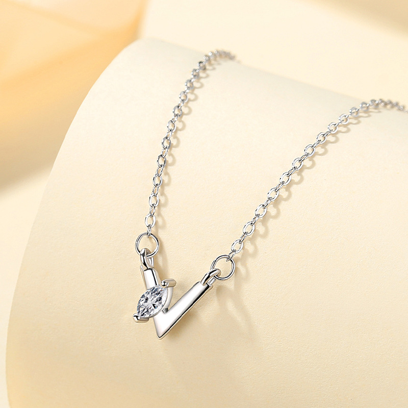 S925 collar de plata esterlina letra V simple collar al por mayor nicho femenino diseño sentido joyería clavícula cadena ins estilo frío