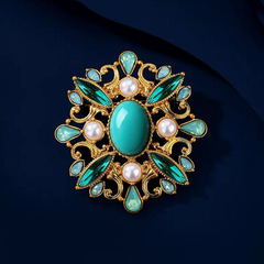 Baroque-style hollow court pattern pearl brooch for women, retro fashion, light luxury, high-end evening dress pin