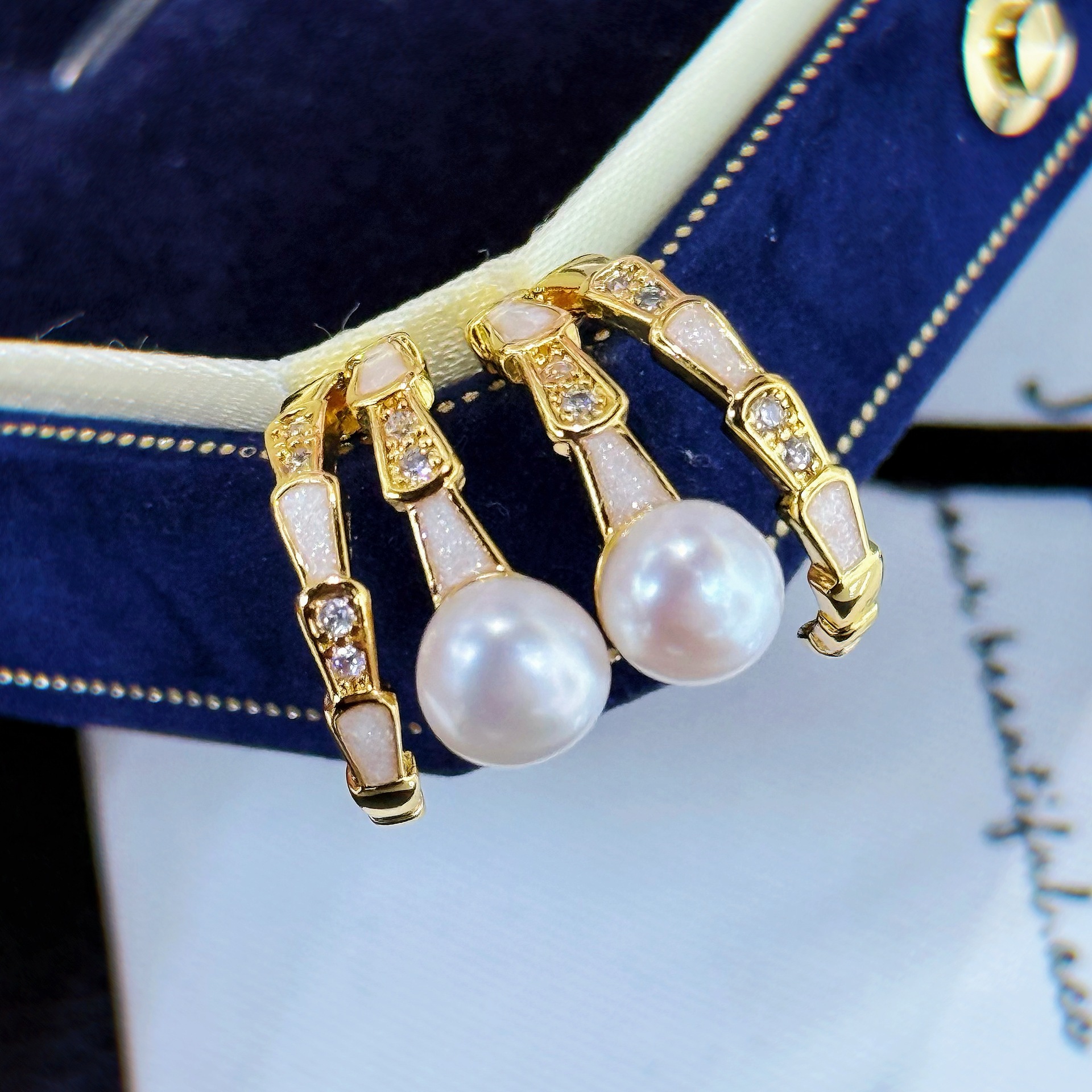 �¿�����������Ȼ��ˮ����������ݸ߼��к�ɫ��ʽ��Լ�ٴ����