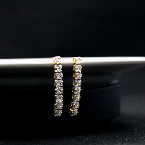 Women's Earrings and Necklace Set with Diamond Accents: European and American Style, Simple and Elegant, Slimming, Versatile Diamond-Embedded Lockchain Necklace