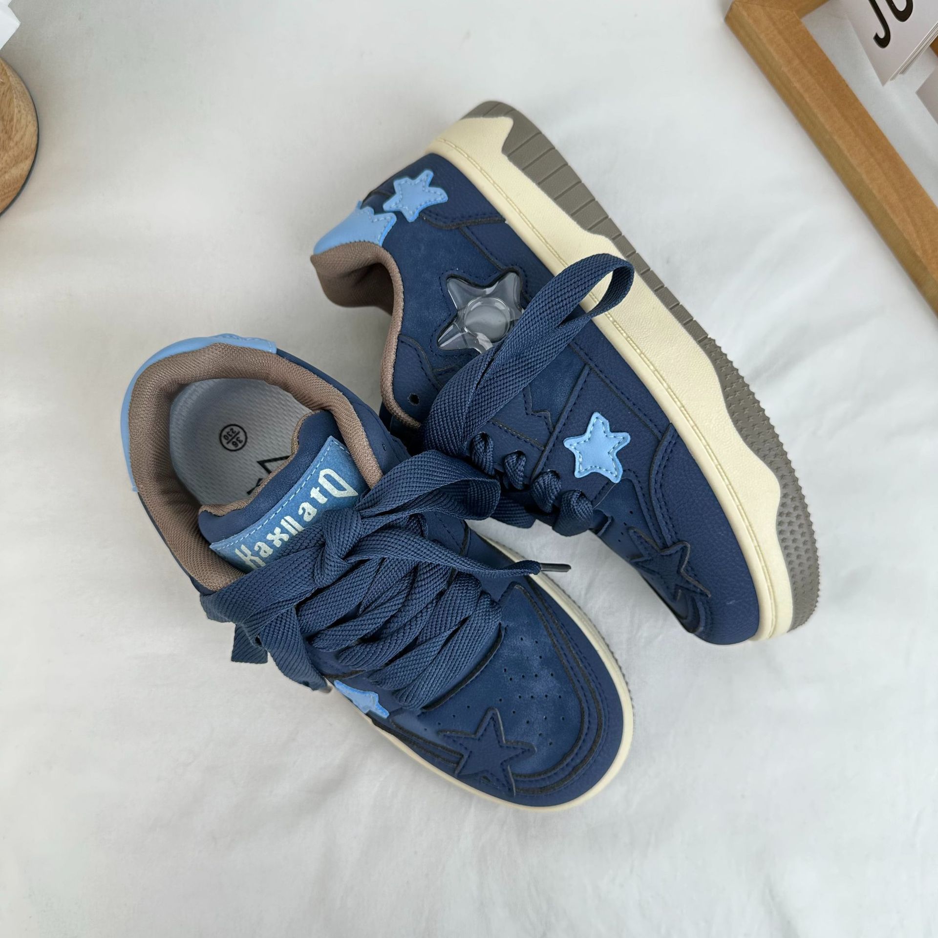 Zapatillas de plataforma baja estudiante 2024 nuevos zapatos de lona estrella versión coreana de zapatos casuales de todo fósforo para mujeres