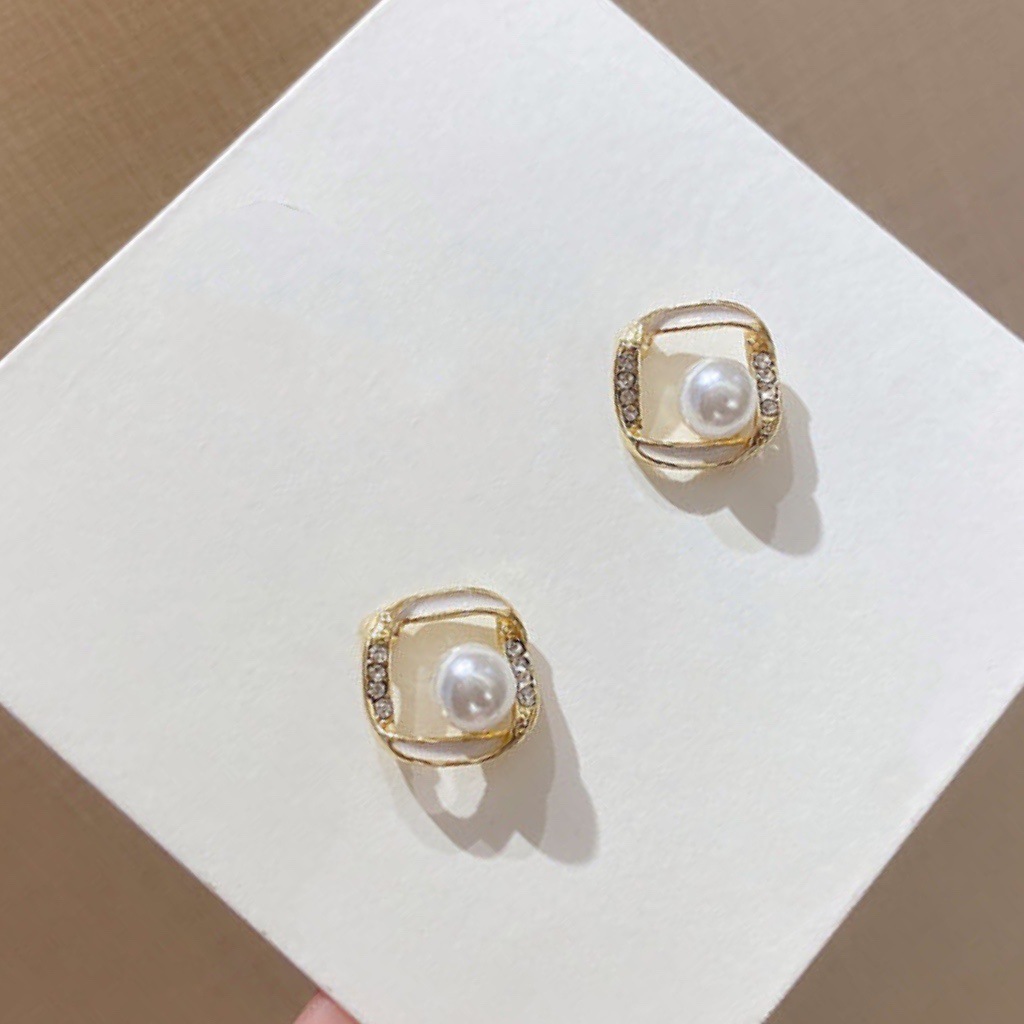 Twisted Hollow Pearl Earrings 1