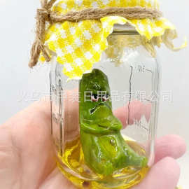 跨境爆款GRUMPY PICKLE IN A JAR SCULPTURE罐中暴躁的泡菜雕塑
