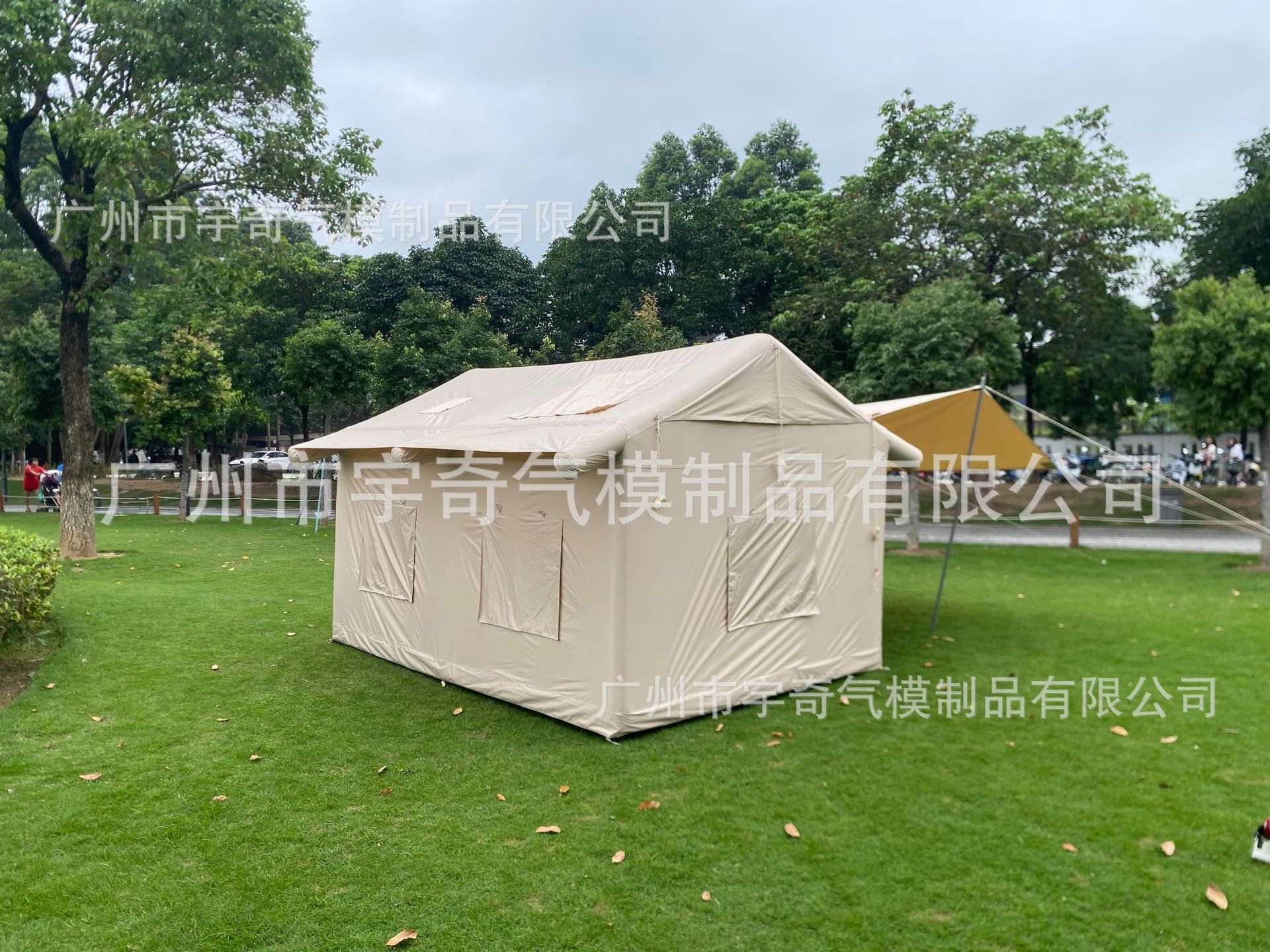 Outdoor Camping Inflatable Tent, No Need to Build, Multi-Person Hotel Portable Outdoor Warm and Rainproof Travel Inflatable Tent