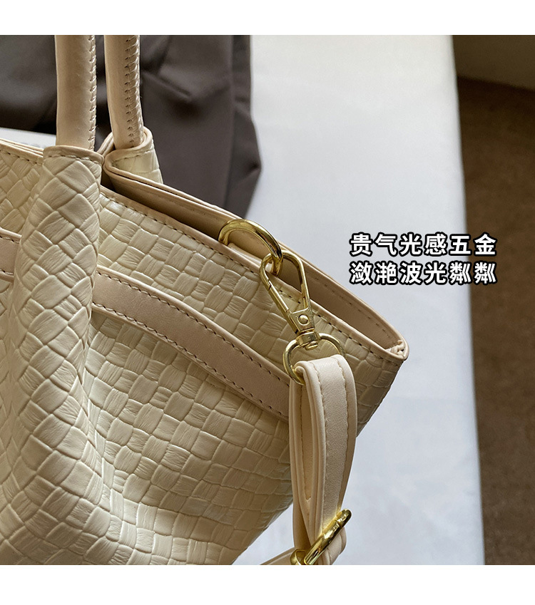 Simple crossbody bag 2025, single-shoulder bucket bag, Spring new style for work, Korean style bag, embossed commuting fashion bag for women Item Picture