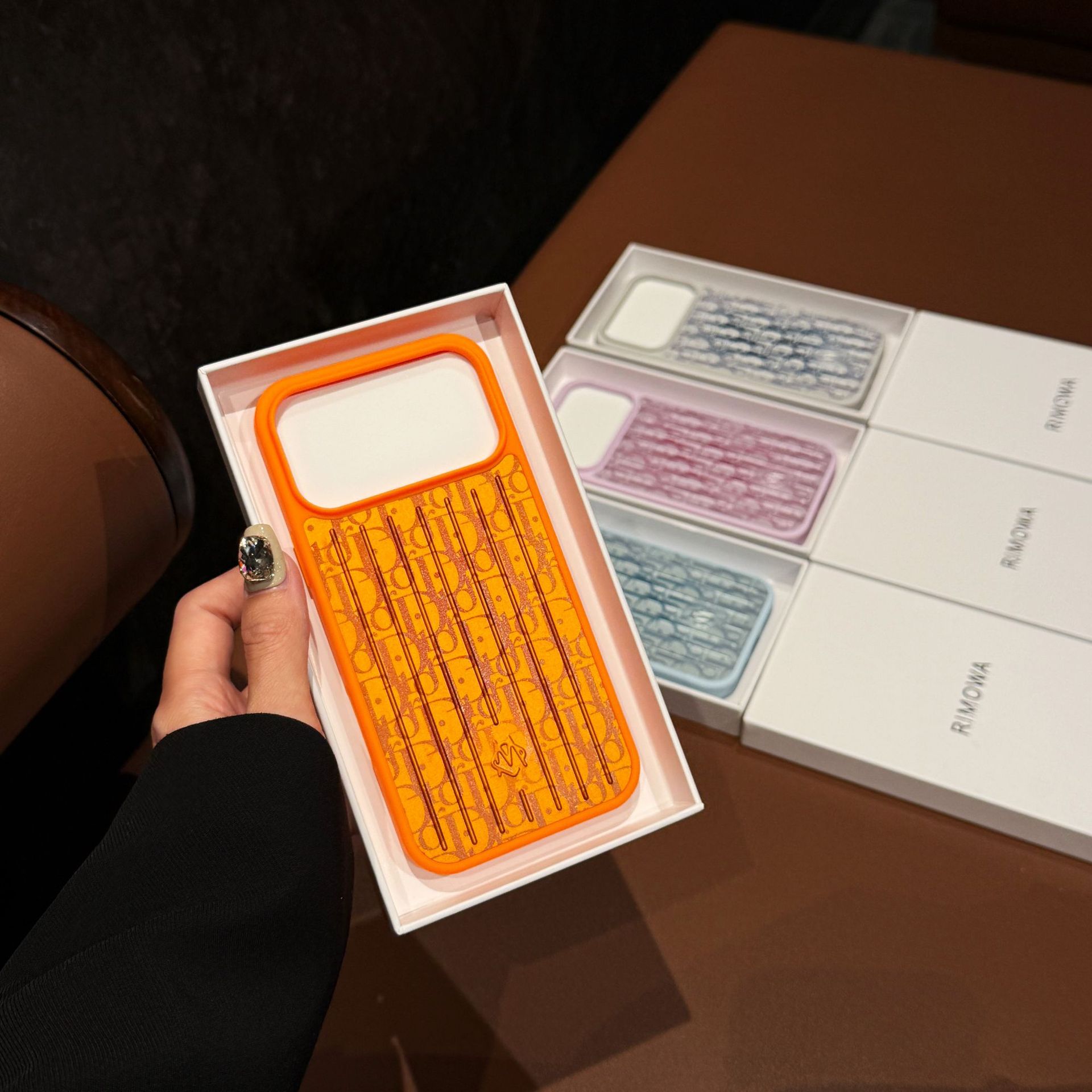 Rimowa X Dior üslubunda alüminium telefon qabığı iPhone 17 Pro üçün