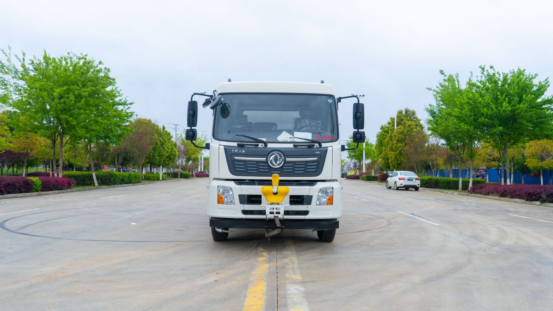National Vi Dongfeng Tianjin 15 Cubic Meter Sprinkler Truck, Used for Washing Roads, Reducing Dust on Construction Sites, and Spraying and Watering for Landscaping
